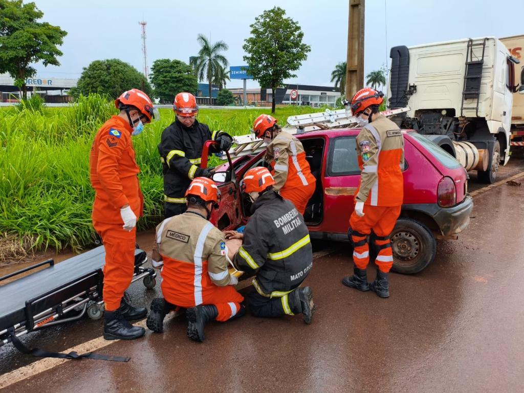 Bombeiros militares socorrem vítima após colisão entre carro e caminhão - 